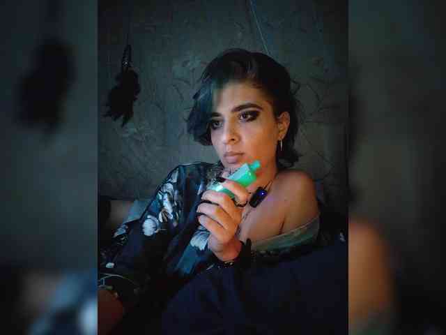 UntouchableSquirtWitch webcam