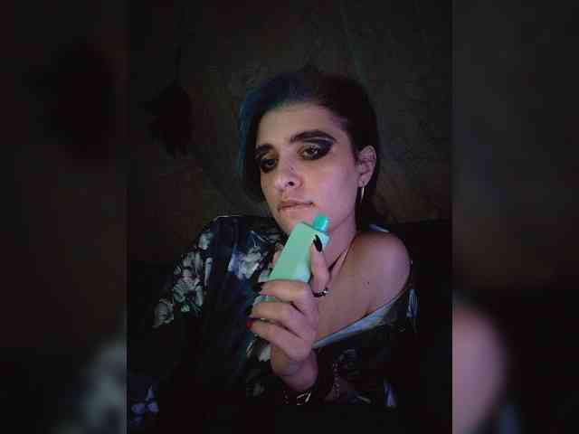 UntouchableSquirtWitch webcam