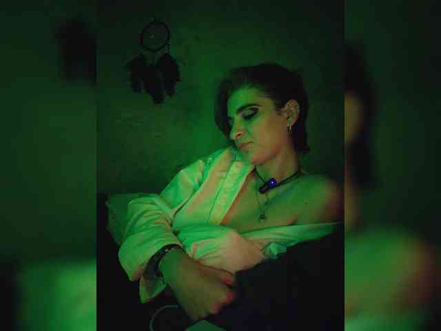 UntouchableSquirtWitch webcam