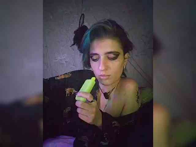 UntouchableSquirtWitch webcam