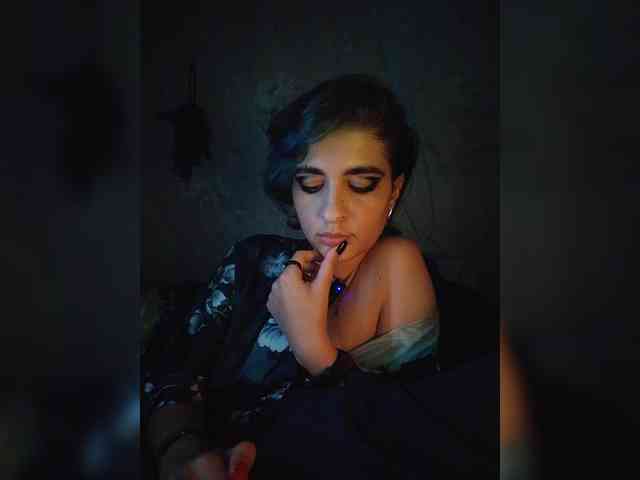 UntouchableSquirtWitch webcam