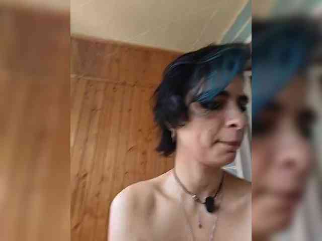 UntouchableSquirtWitch webcam