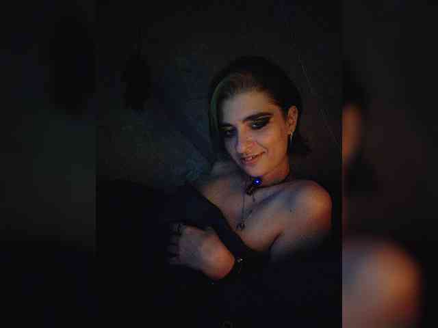 UntouchableSquirtWitch webcam