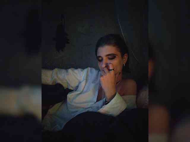 UntouchableSquirtWitch webcam
