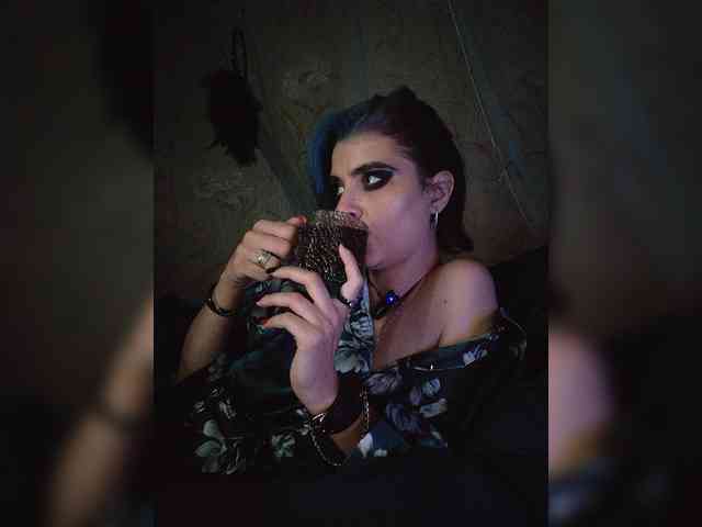 UntouchableSquirtWitch webcam