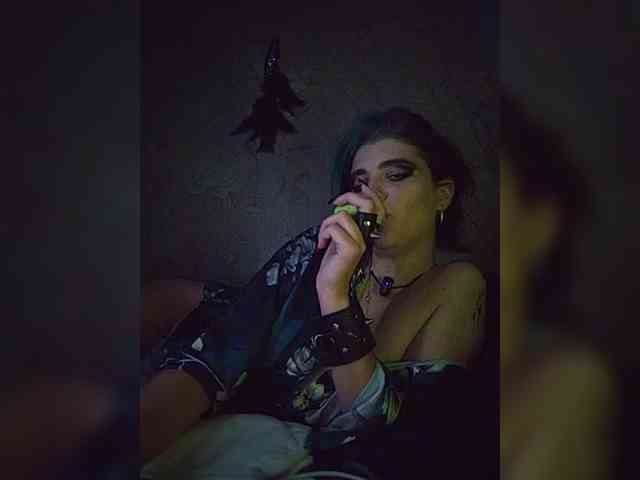 UntouchableSquirtWitch webcam