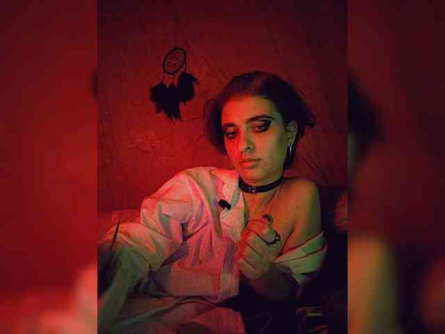 UntouchableSquirtWitch webcam