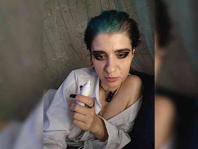 UntouchableSquirtWitch webcam