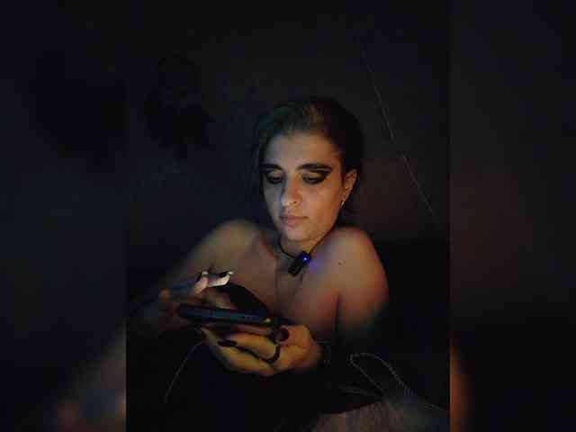 UntouchableSquirtWitch webcam