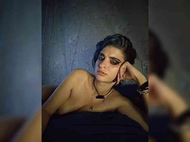 UntouchableSquirtWitch webcam