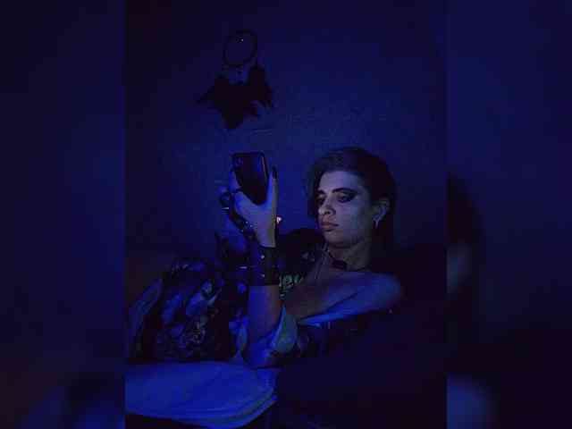 UntouchableSquirtWitch webcam