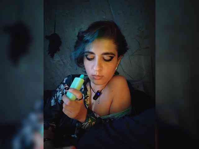 UntouchableSquirtWitch webcam