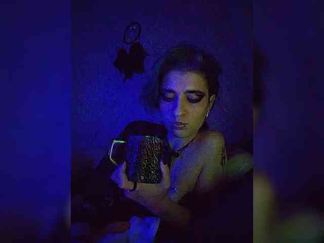UntouchableSquirtWitch webcam
