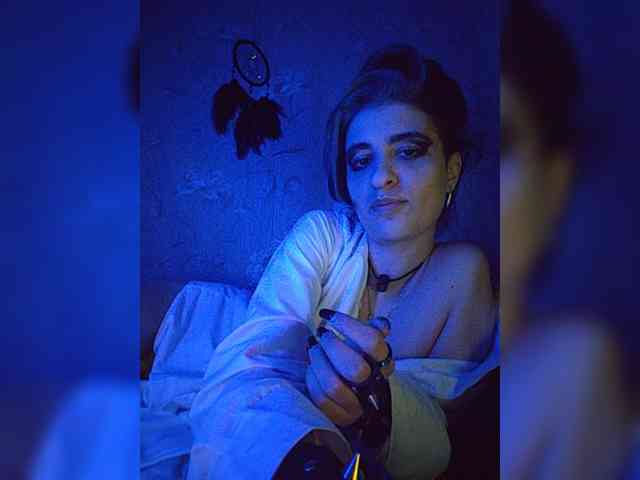 UntouchableSquirtWitch webcam