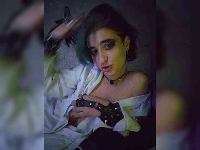 UntouchableSquirtWitch webcam