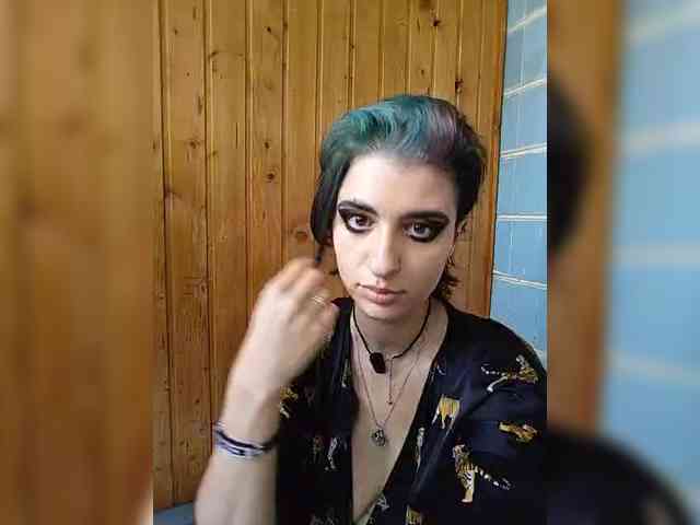 UntouchableSquirtWitch webcam