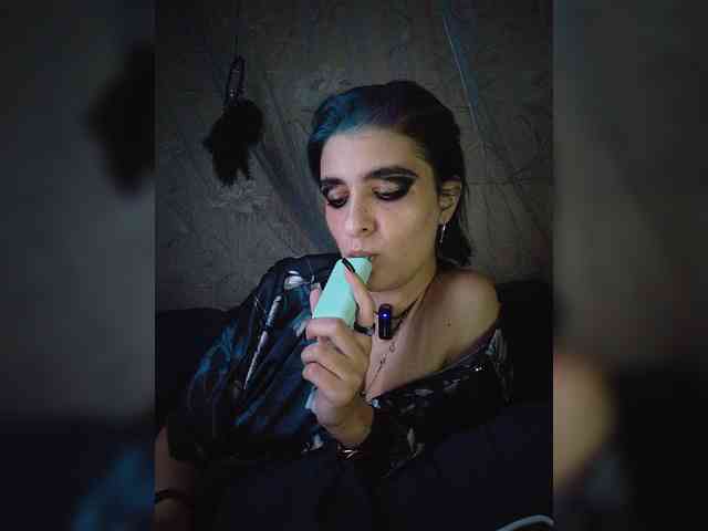 UntouchableSquirtWitch webcam
