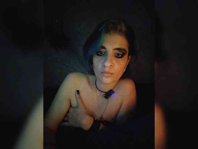 UntouchableSquirtWitch webcam