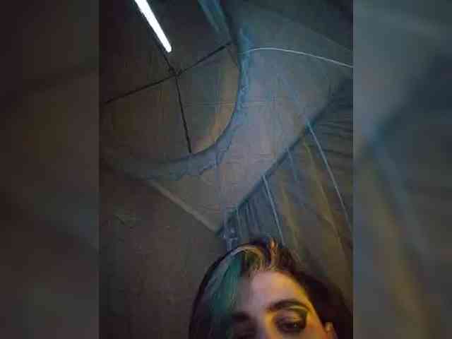 UntouchableSquirtWitch webcam