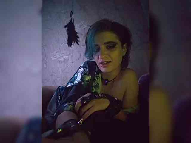 UntouchableSquirtWitch webcam