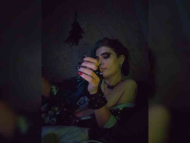 UntouchableSquirtWitch webcam