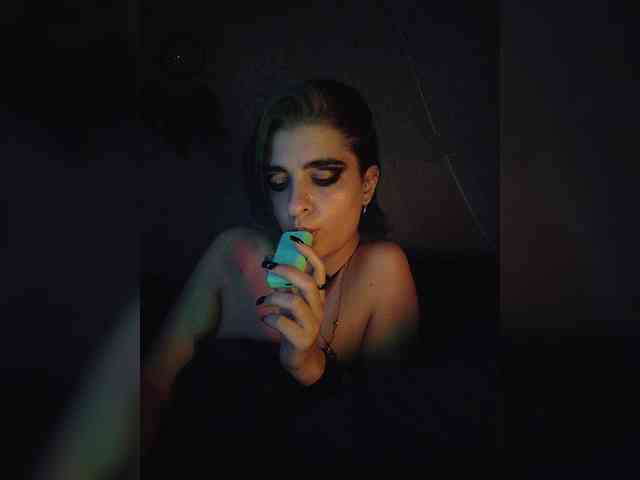 UntouchableSquirtWitch webcam