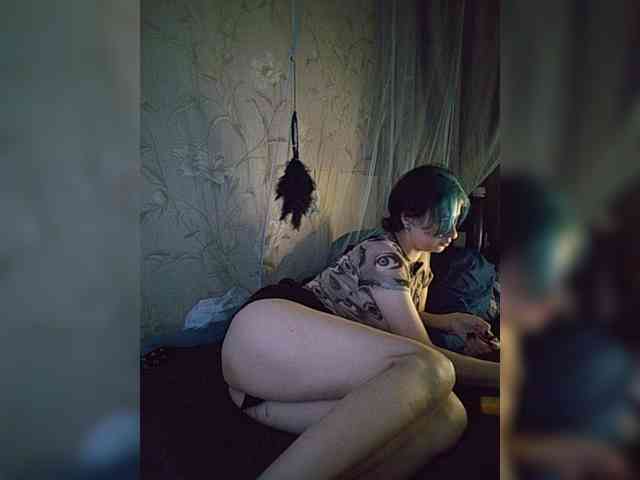 UntouchableSquirtWitch webcam