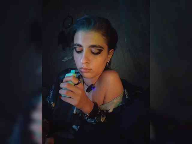 UntouchableSquirtWitch webcam