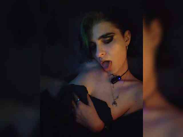 UntouchableSquirtWitch webcam