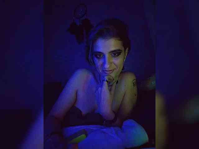 UntouchableSquirtWitch webcam