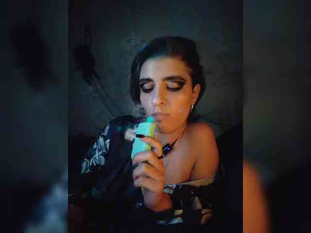 UntouchableSquirtWitch webcam