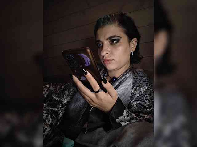 UntouchableSquirtWitch webcam
