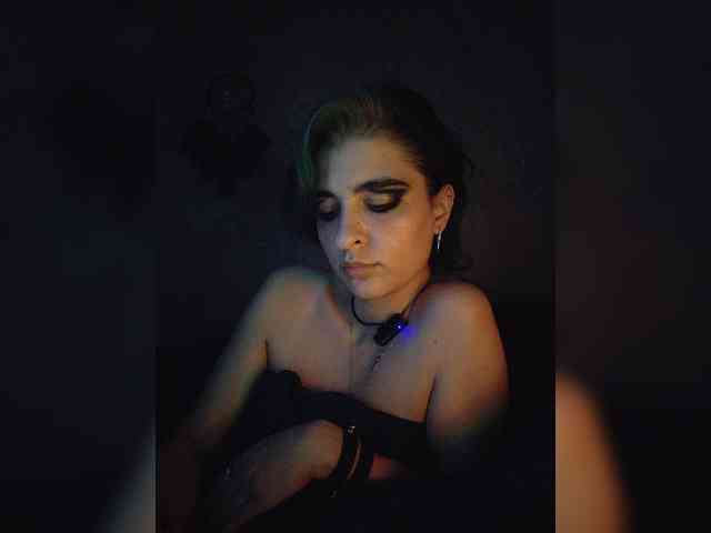 UntouchableSquirtWitch webcam