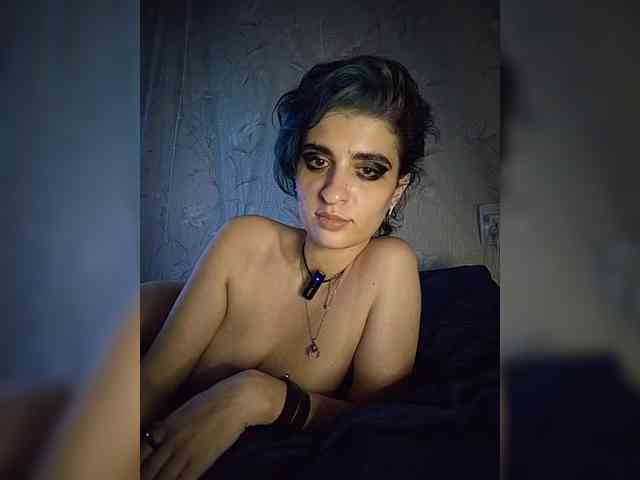 UntouchableSquirtWitch webcam