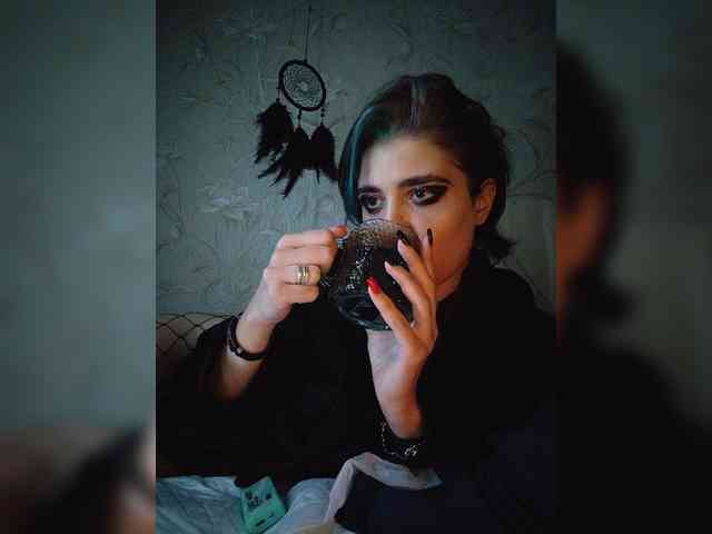 UntouchableSquirtWitch webcam