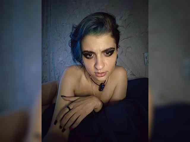 UntouchableSquirtWitch webcam