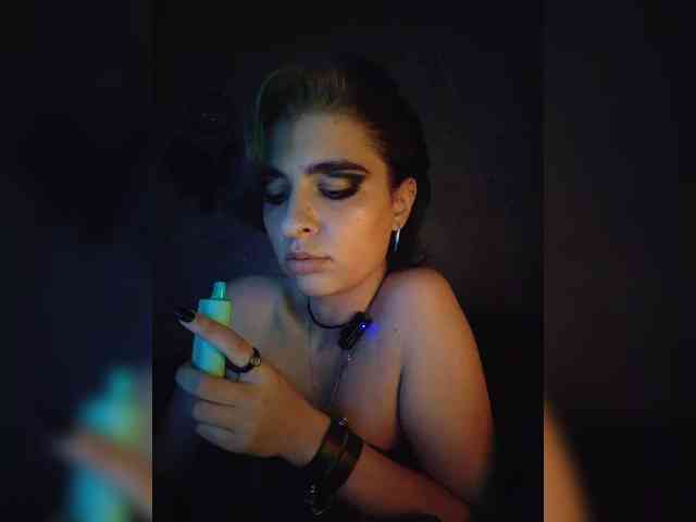 UntouchableSquirtWitch webcam