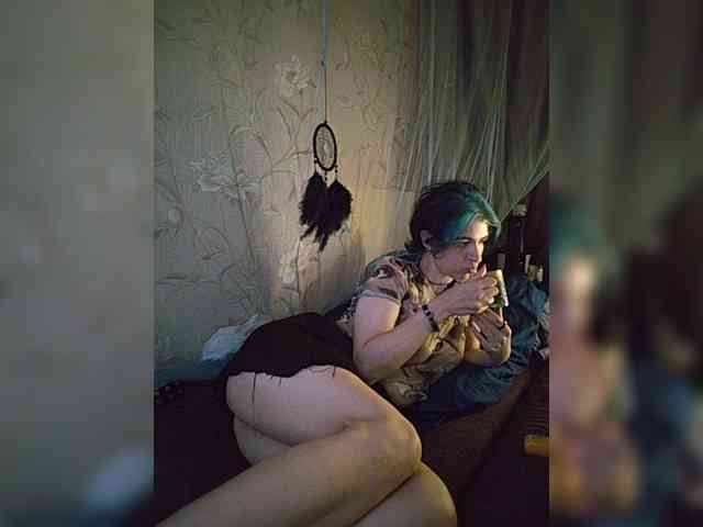 UntouchableSquirtWitch webcam