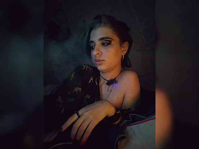 UntouchableSquirtWitch webcam