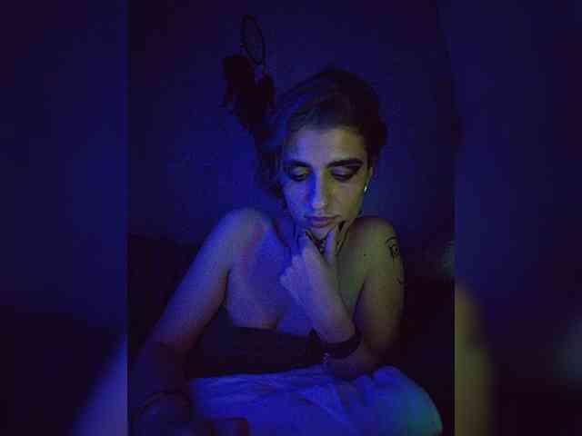 UntouchableSquirtWitch webcam