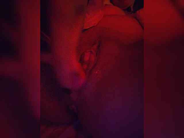 UntouchableSquirtWitch webcam