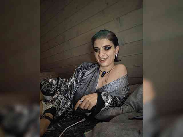 UntouchableSquirtWitch webcam