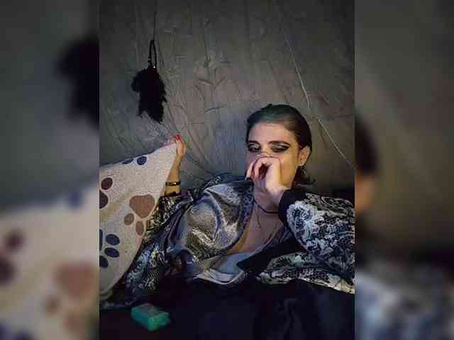 UntouchableSquirtWitch webcam