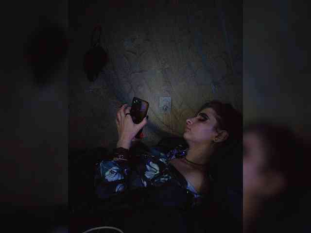 UntouchableSquirtWitch webcam