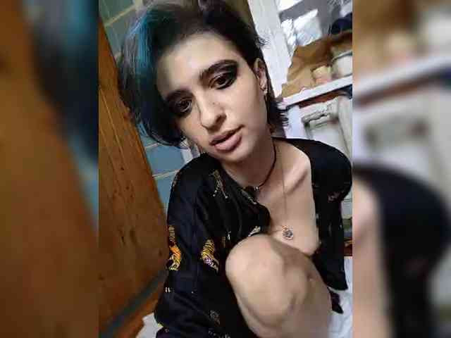 UntouchableSquirtWitch webcam