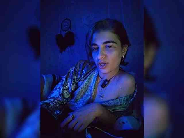 UntouchableSquirtWitch webcam