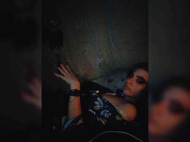 UntouchableSquirtWitch webcam
