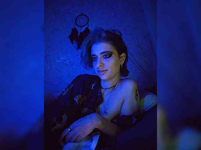 UntouchableSquirtWitch webcam