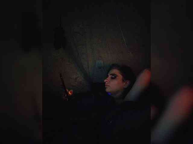 UntouchableSquirtWitch webcam
