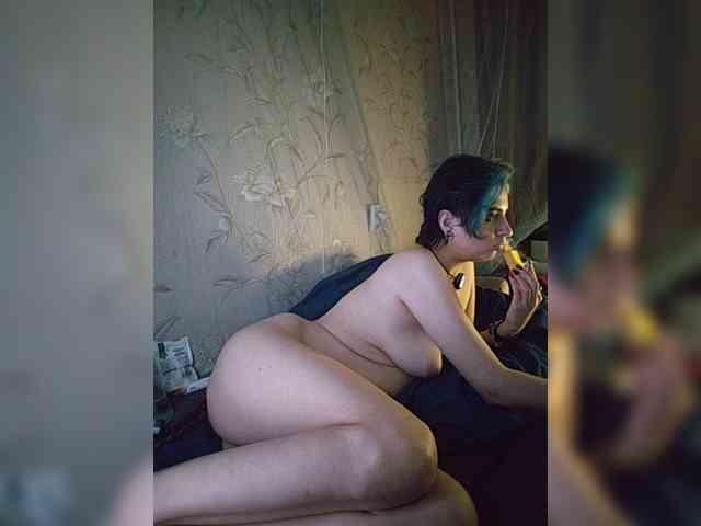 UntouchableSquirtWitch webcam
